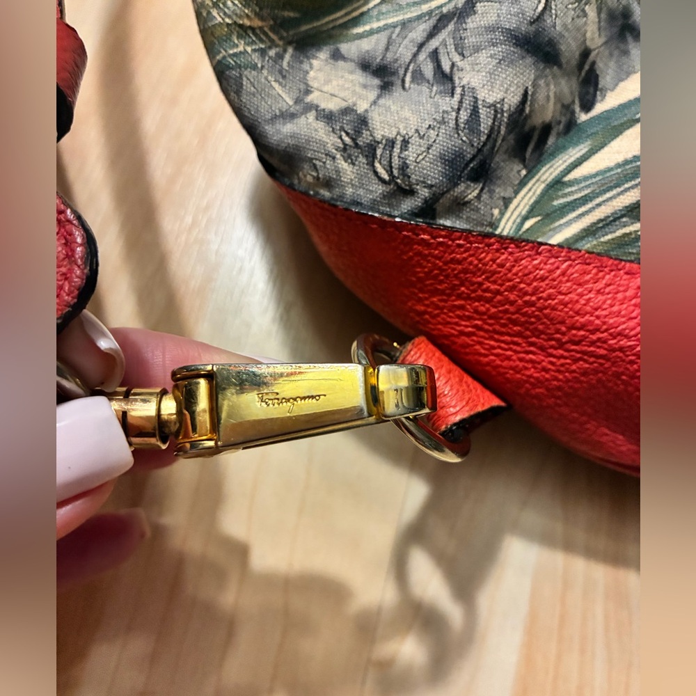 Authentic Vintage Salvatore Ferragamo Large Jungle Floral Lion Bucket bag - Picture 8 of 16